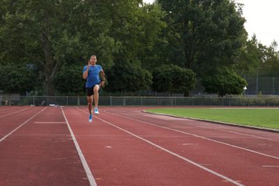 Sprinttraining op de atletiekbaan.