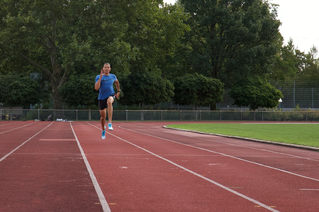 Sprinttraining op de atletiekbaan.