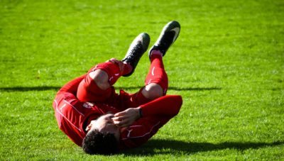Een speler van het Engelse Swindon Town FC raakt geblesseerd. Credits: Shauking.