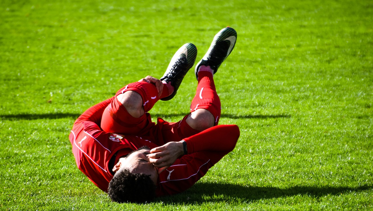 Een speler van het Engelse Swindon Town FC raakt geblesseerd. Credits: Shauking.