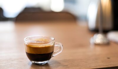 Cafeine in koffie prestatie verbeterend.